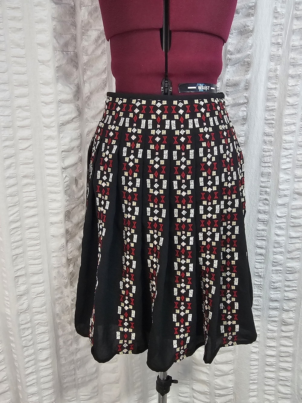 Ann Taylor Pleated Flowy Flare Mini  Embroidered Skirt Cream Geometric Print